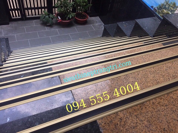 Nẹp Cầu Thang Ngoài Trời